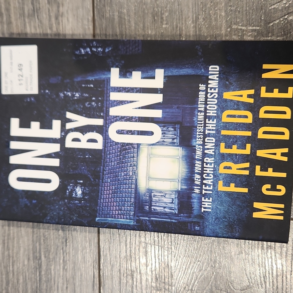EUC Freida McFadden One by One Paperback Book